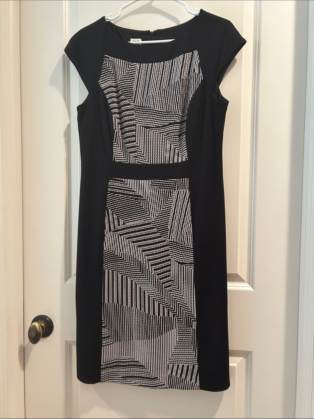 Anne Klein Black & White Patterned Sheath Dress Cap sleeve zip back Lined size 8